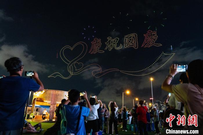 國(guó)慶前夕香港夜空無(wú)人機(jī)表演助興